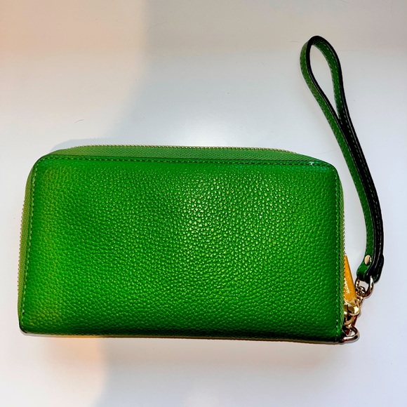 MICHAEL KORS Mercer Wallet Wristlet + Phone | True Green | Leather - Picture 2 of 7